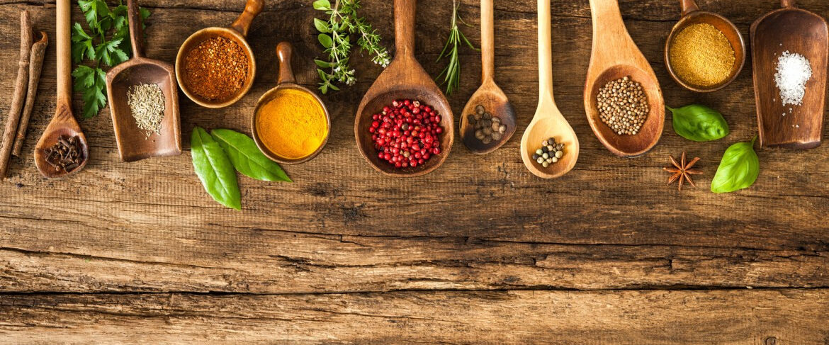Gewürz Arrangement in Holzlöffeln