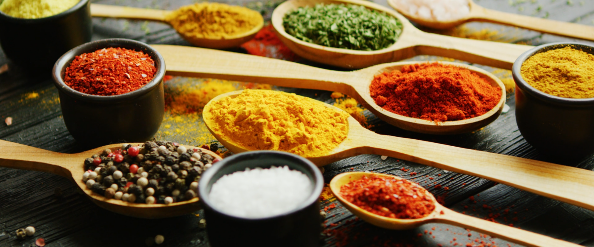 Gewürzarrangement in Schalen